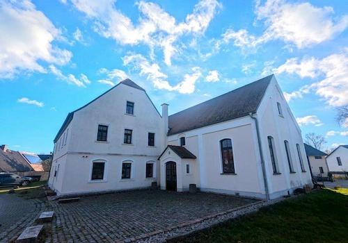 Vorplatz und Eingang