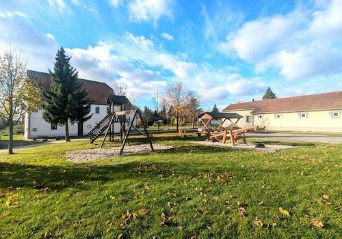 Hausansicht vom Spielplatz aus