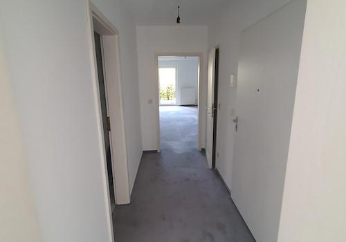 Flur mit Blick zum Wohnzimmer