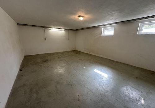 Keller unter Wohnzimmer