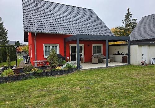 Hinteransicht mit Terrasse