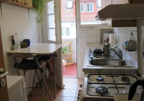 Küche mit Blick zur Balkontür