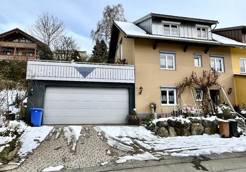 Hausansicht mit Hauseingang