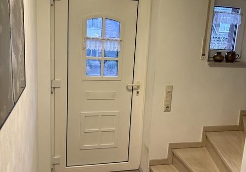 Eingang mit Treppe zum 1. OG