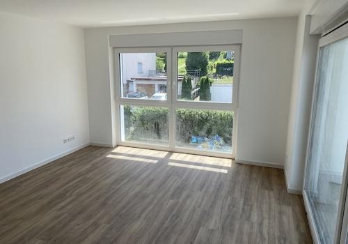 Wohnzimmer mit bodentiefen Fen