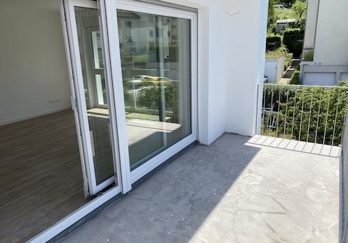 Balkon mit großer Fensterfront