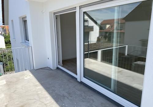 Balkon mit großer Fensterfront