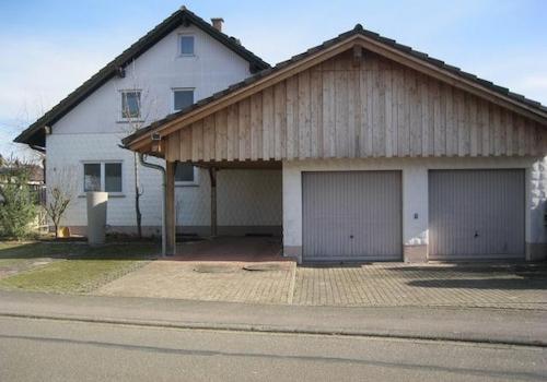 Westliche Grundstücksansicht