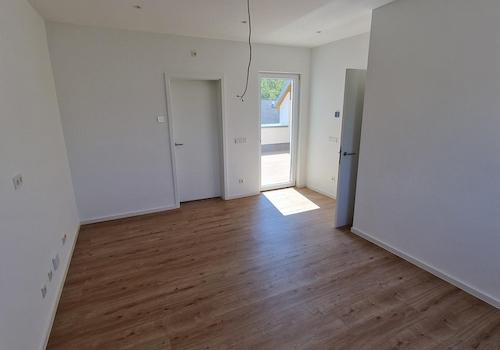 Zimmer DG mit Bad und Loggia