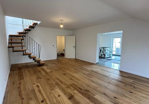 Wohnzimmer mit Durchgang 