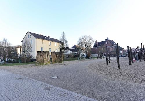 Spielplatz hinter dem Haus