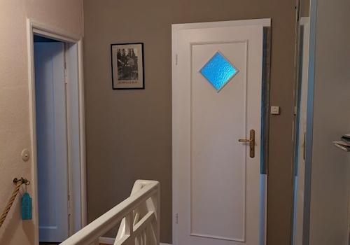 Treppenflur OG zum Westen Richtung Gästebad