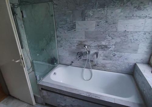 Bad Badewanne und Dusche