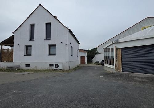 Einfamilienhaus und Gewerbepavillon
