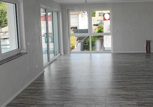 Wohnzimmer mit offener Küche