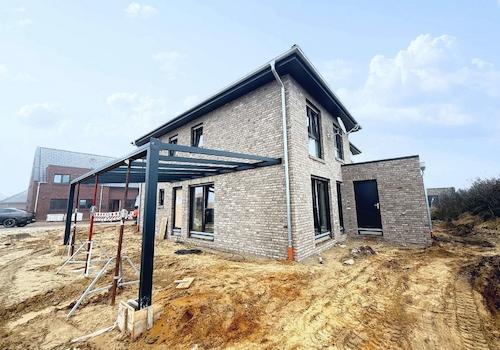 Hausansicht mit Carport