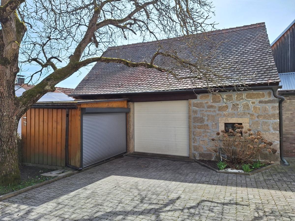 Mülltonnenabstellraum und Scheune