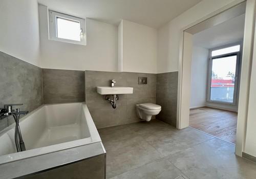 Bad mit Wanne und Dusche