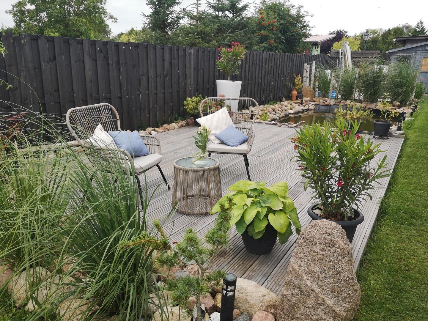 Außenanlage mit Holzterrasse