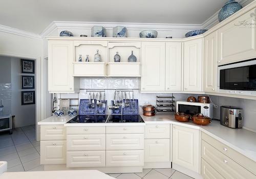 Küche mit Zugang  Vorrat und HWR