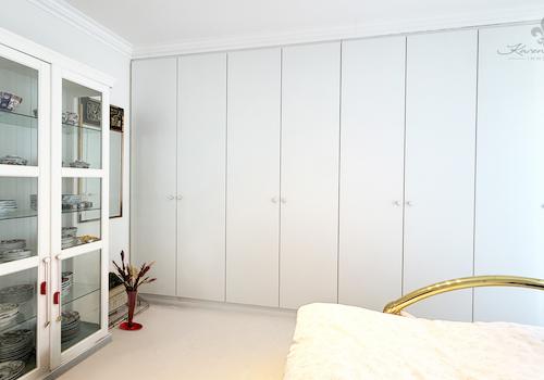 Gästezimmer mit großem Einbauschrank