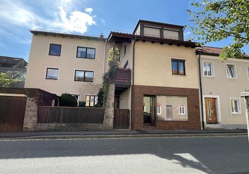 Hausansicht von der Straße aus