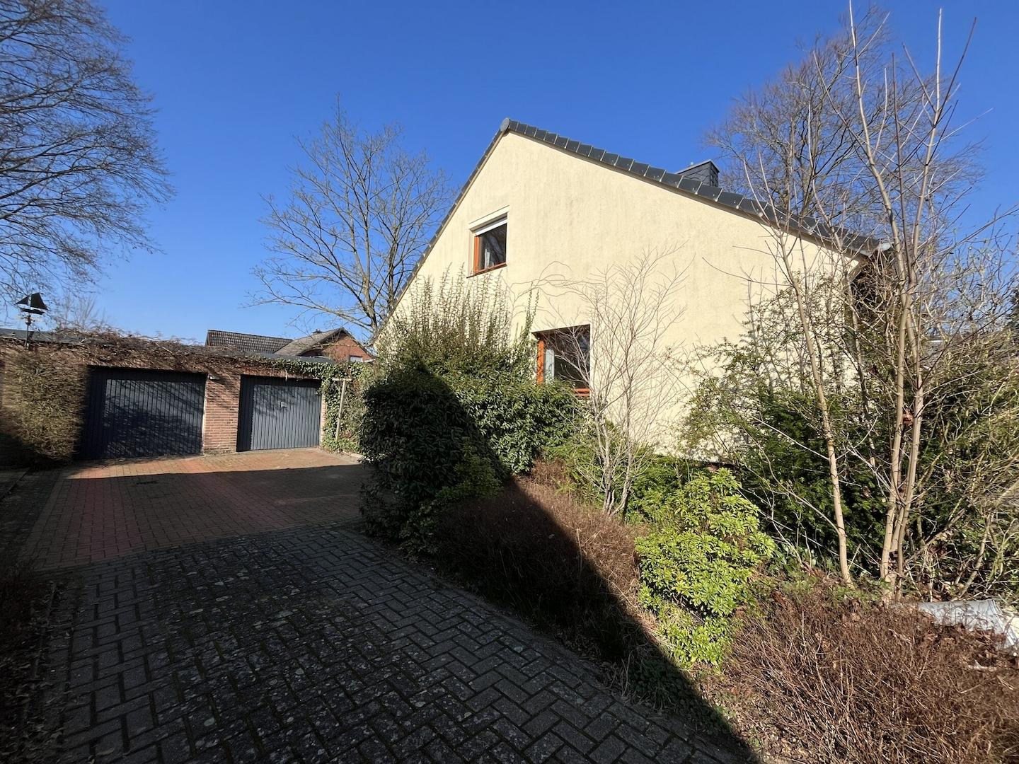 Einfahrt und Garagen