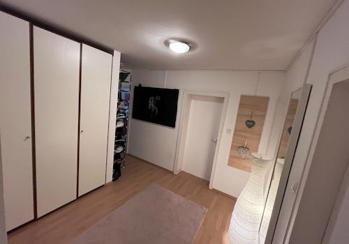 Flur mit Einbauschrank links