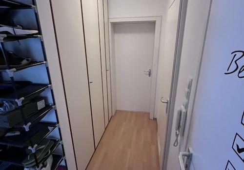 Flur mit Einbauschrank rechts