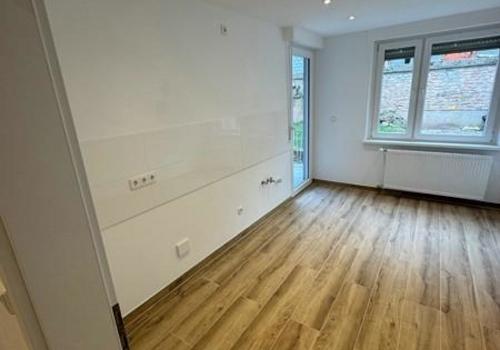 19 Küche mit Balkonzugang