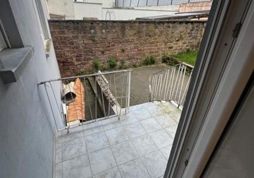 21 Balkon mit Treppe zum Garten und Stellplatz