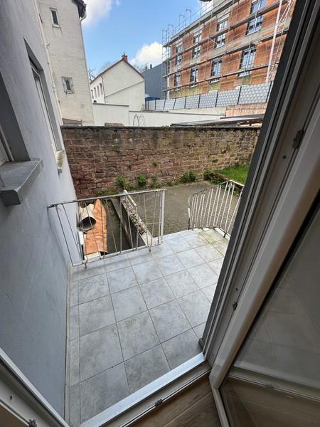 21 Balkon mit Treppe zum Garten und Stellplatz