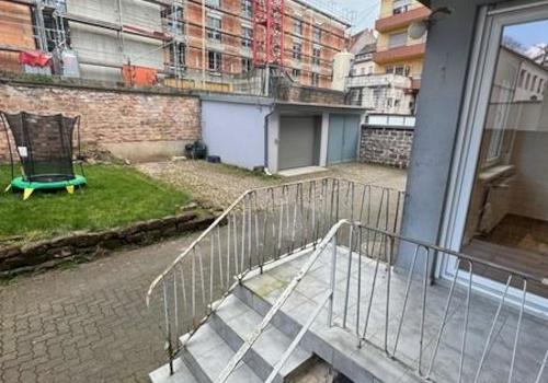 25 Treppe zum hof mit Balkon