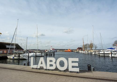 Direkt am Hafen von Laboe