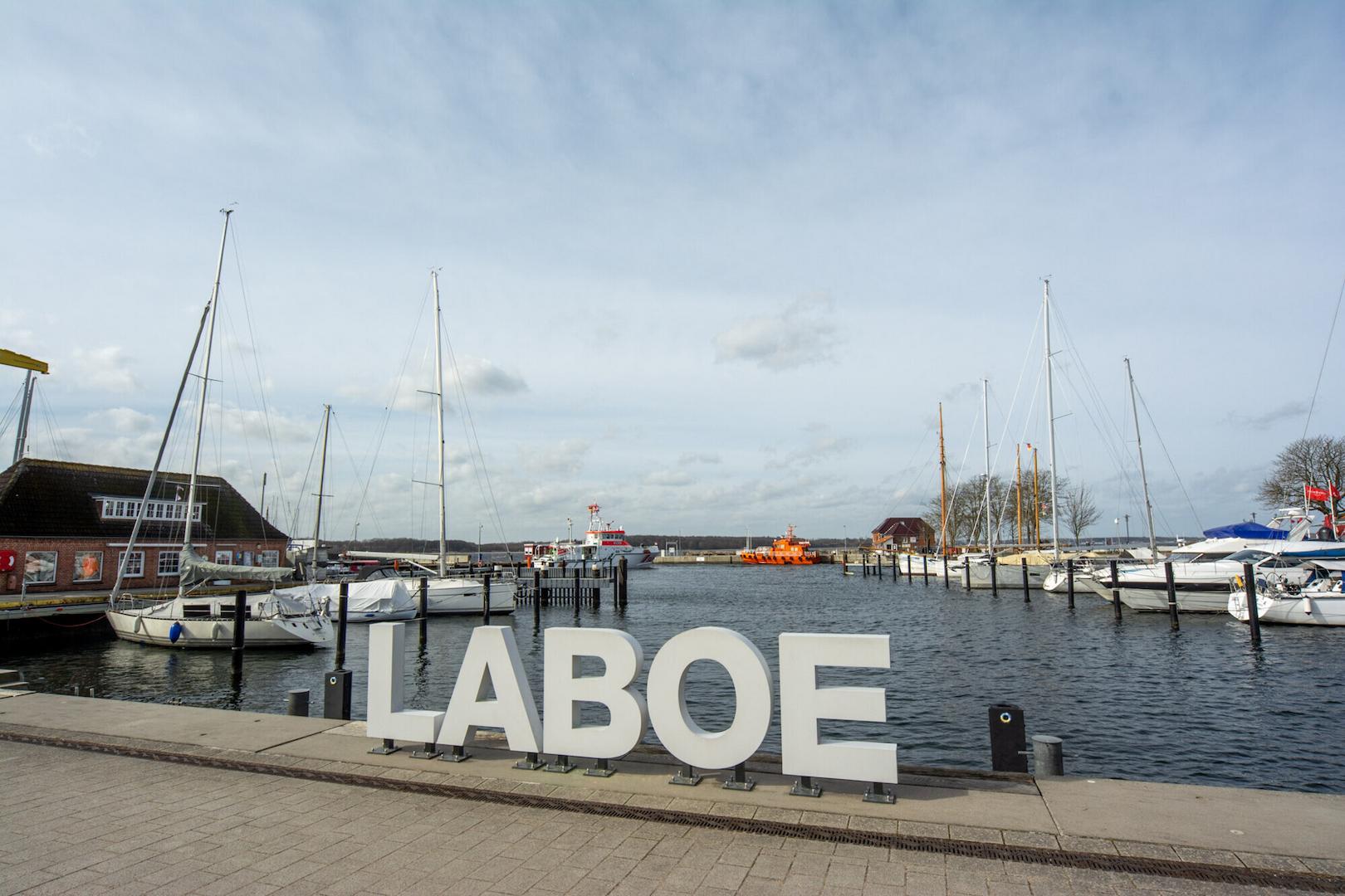 Direkt am Hafen von Laboe