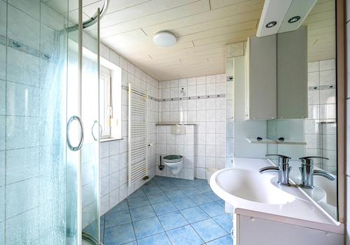 Bad Erdgeschoss Bild 1