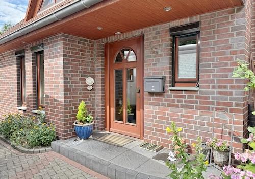 2. Haus (rückwärtig)  / überdachter Hauseingang