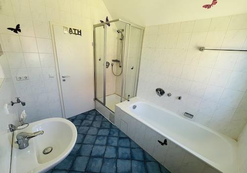 Badezimmer mit Dusche + Badew.