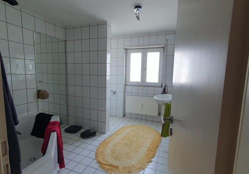 Tageslichtbad mit Badewanne