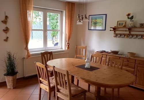 Wohnraum mit Esstisch