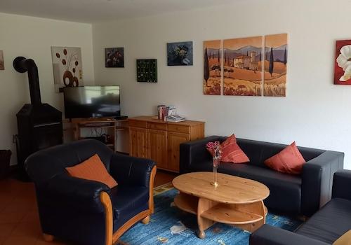 Wohnraum mit Sofa und  Sessel