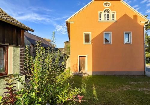 Südwestgiebel mit Parkfläche