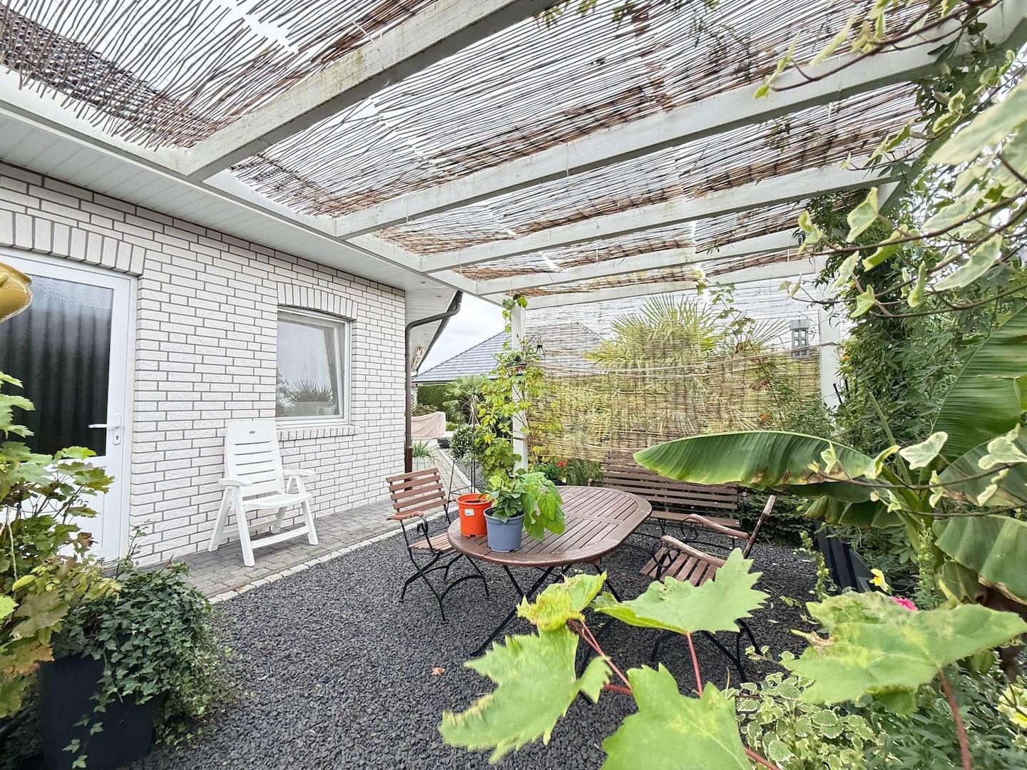 Sonniger Gartensitzplatz