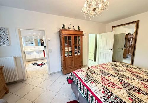 Schlafzimmer mit Bad und Ankleide