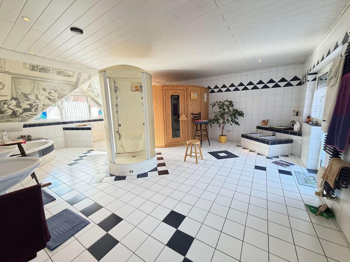 Badezimmer mit Sauna