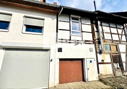 Rückansicht / Zufahrt Garage