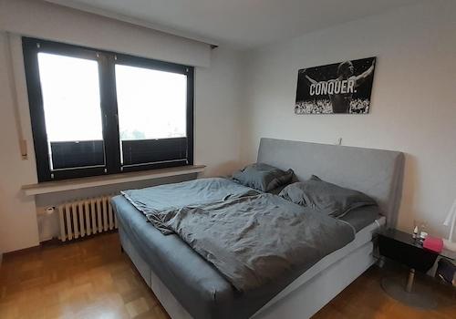 Schlafzimmer mit Parkett