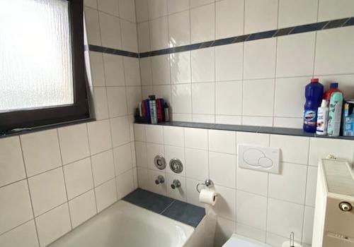 Fensterbad mit Badewanne