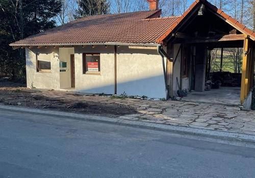 Hausfront mit Carport