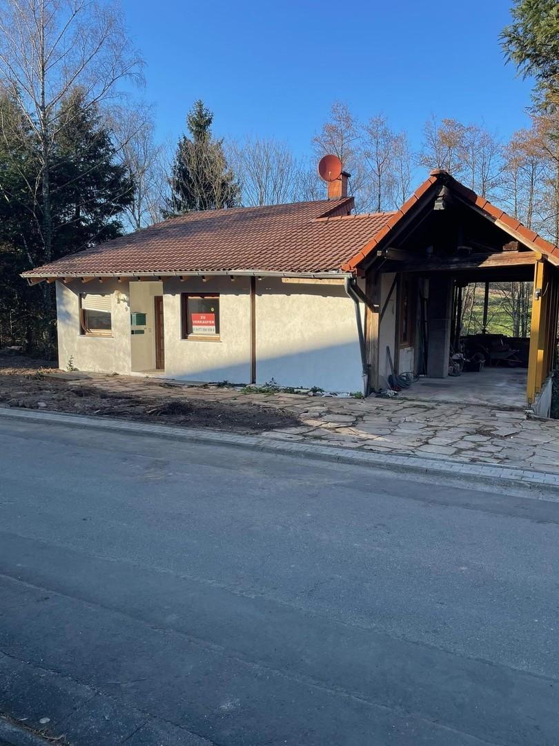 Hausfront mit Carport